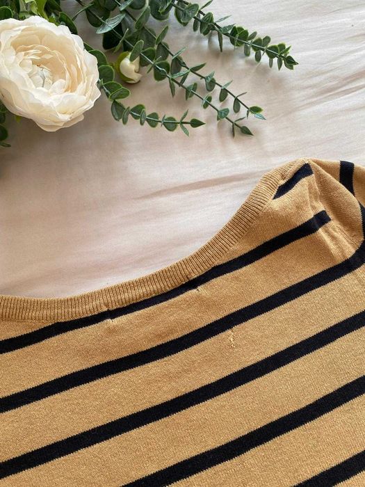 Brązowy sweter w paski