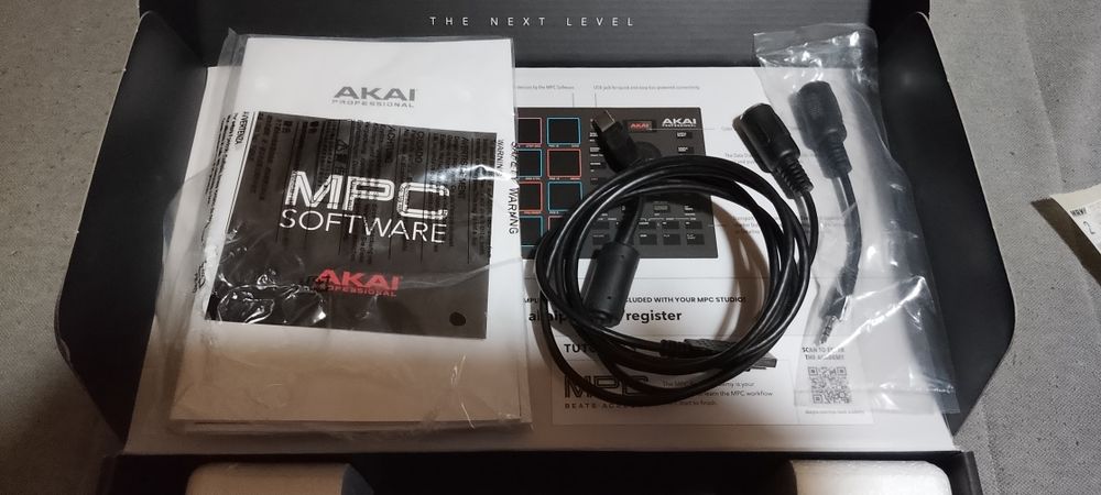 MPC studio liveAkai MPC studio live MK2 na caixa , utilizada 2 X somente