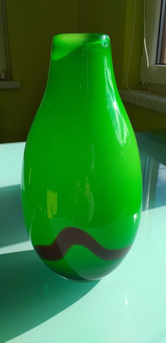 Wazon z zielonego szkła.