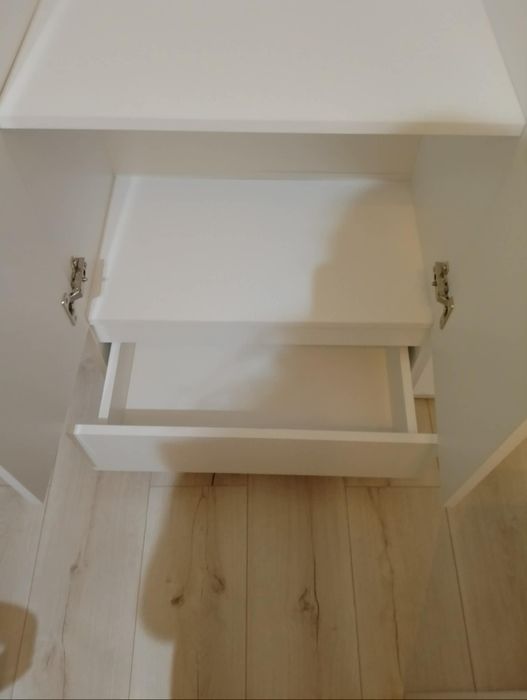 Szafa i słupek białe