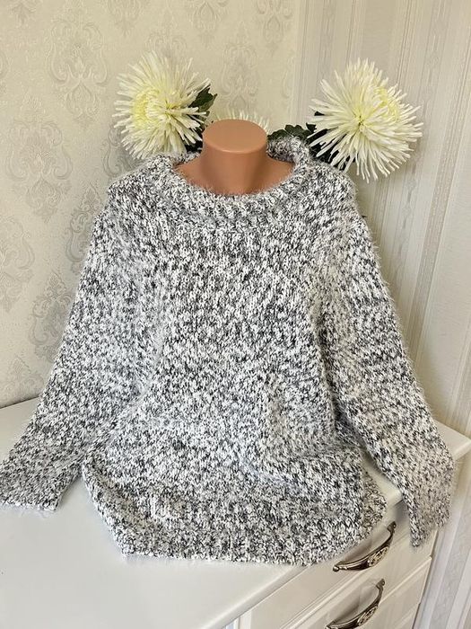 Теплий светр в ідеальному стані зручний великого розміру білий чорний