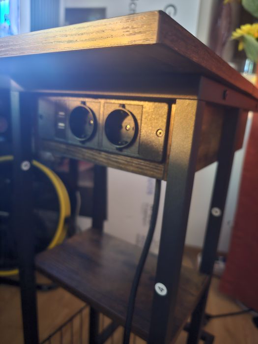 Pułka na kółkach z otwieranym schowkiem i przedłurzaczem