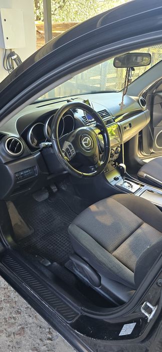 Машина Mazda 3