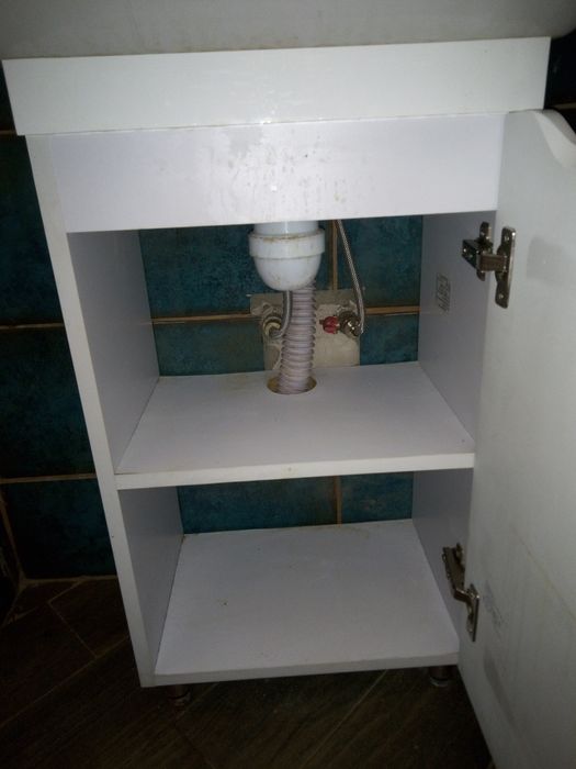 Продам тумбу з раковиною і краном.