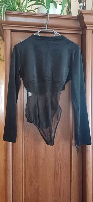 Czarne eleganckie body r. S/M z kokardą z cekinów