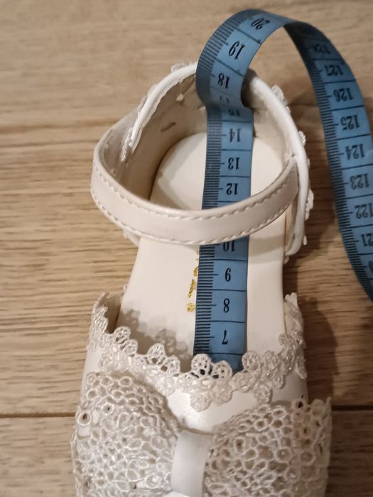 Pantofle baleriny r.22 białe eleganckie dziewczynka