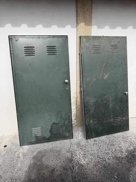 Portas metalicas com aro em bom estado