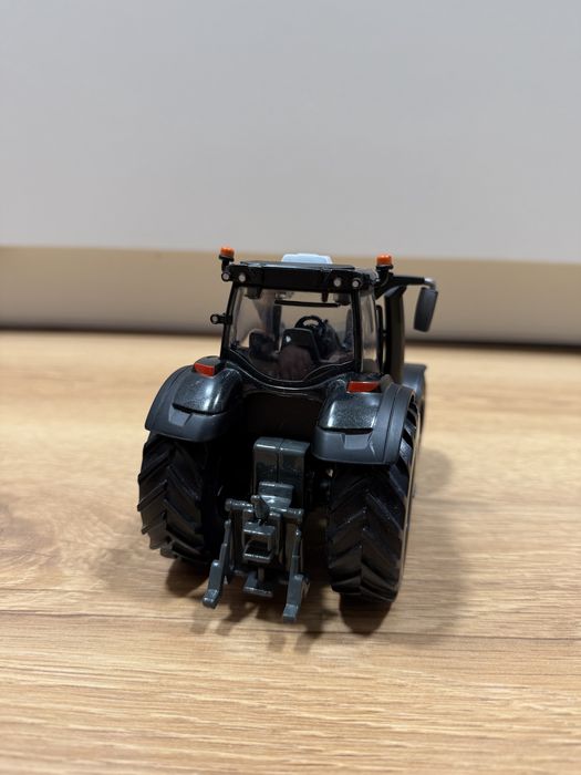 Britains Traktor Valtra Q305
