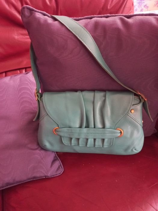 Bolsa verde com alça tiracolo e enfeites dourados