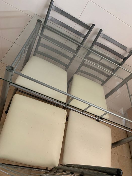 Sofá e mesa de cozinha com cadeiras