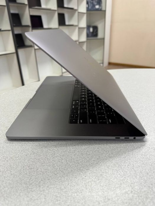 Apple MacBook Pro A1990 2018/i7-9750H/16GB ram/1000GB SSD/AMD Radeon