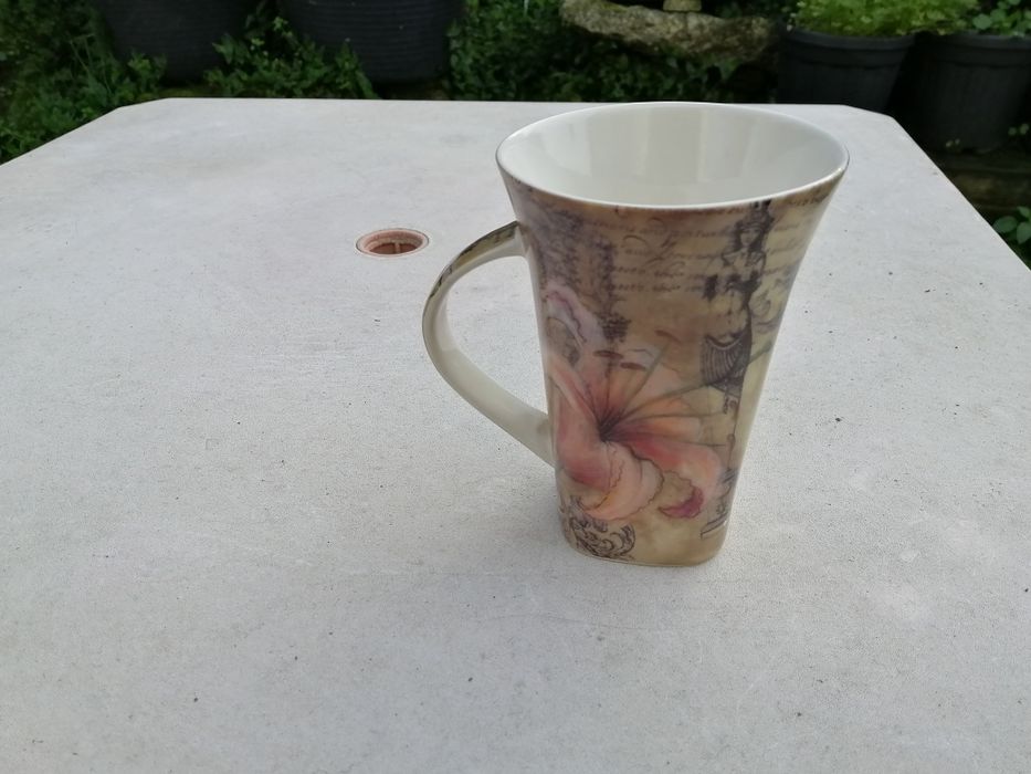 Caneca bonita pintada a mão