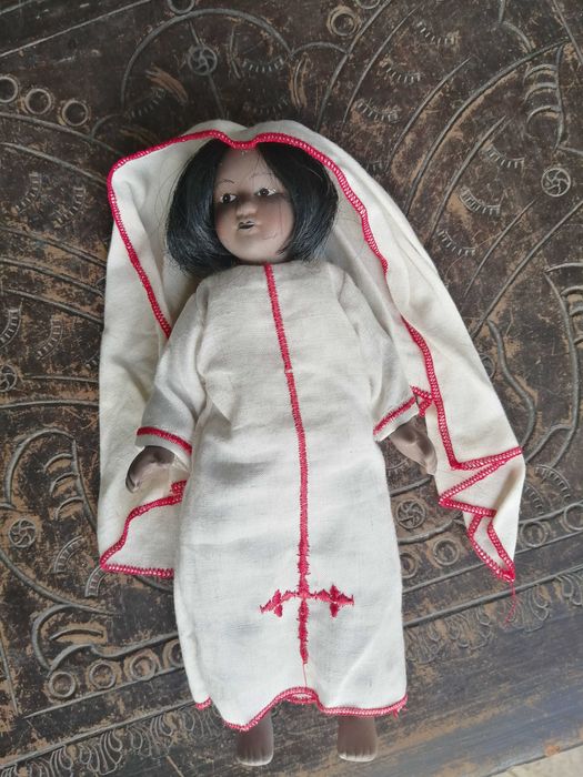 boneca toda em porcelana , traje Etiópia, portes grátis