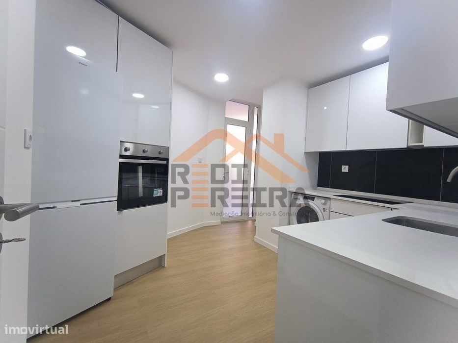 T2+1 em fase de remodelação total, situado no centro de Odivelas. — Odivelas, Lisboa