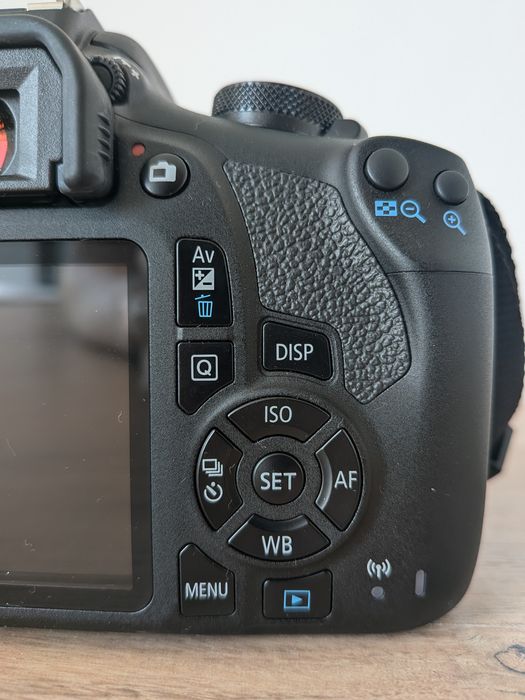 Máquina fotográfica Canon EOS 2000D