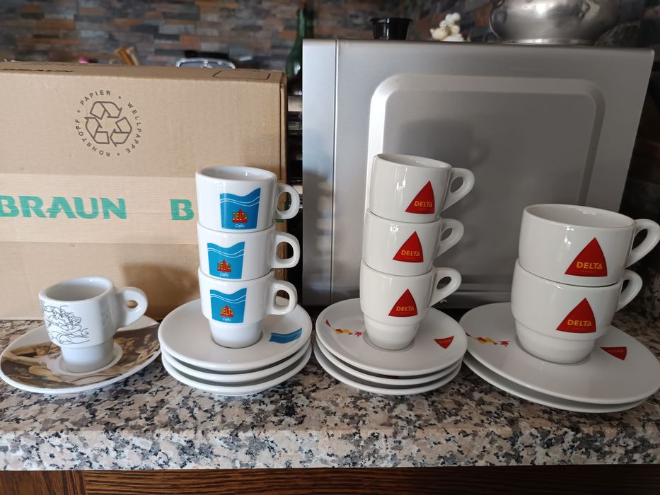 Chávenas de café, descafeinado e 1/2 de leite