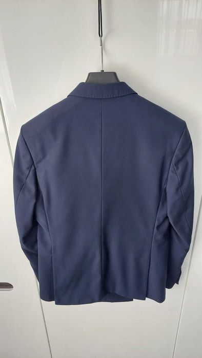 Elegancki granatowy garnitur z czerwonymi wstawkami