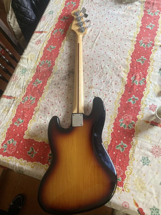 Guitarra baixo jazz fender e amplificador de baixo Ibanez
