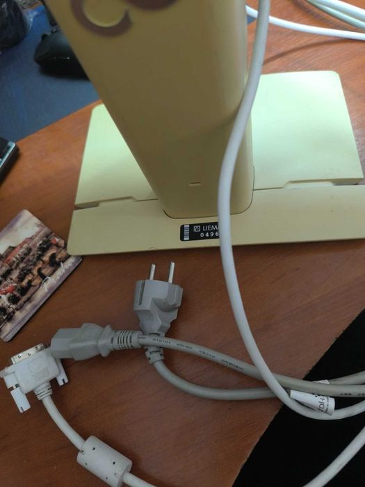 Монітор 22" Fujitsu B22W-6 з колонками та поворотним екраном