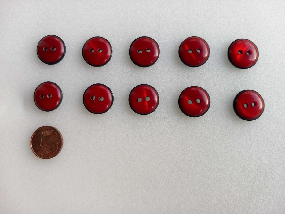 10 botões 1,5 cm plástico irisado vermelho e debrum preto. Novos.