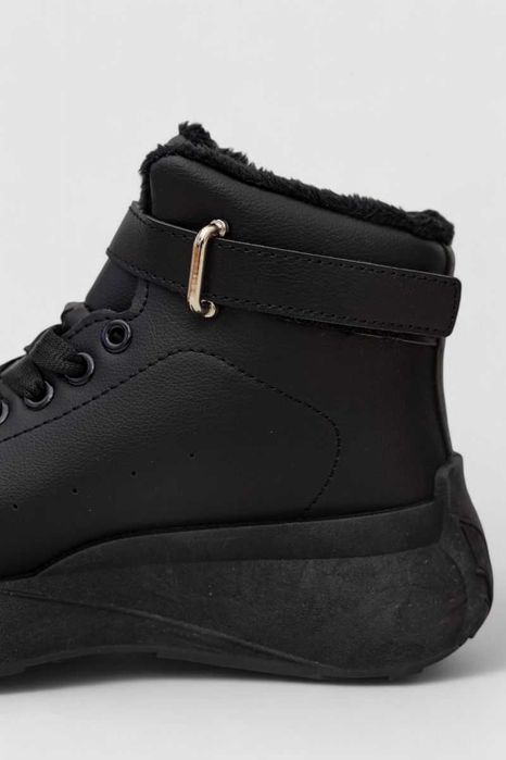 Жіночі зимові кросівки на хутрі. Теплі високі черевики