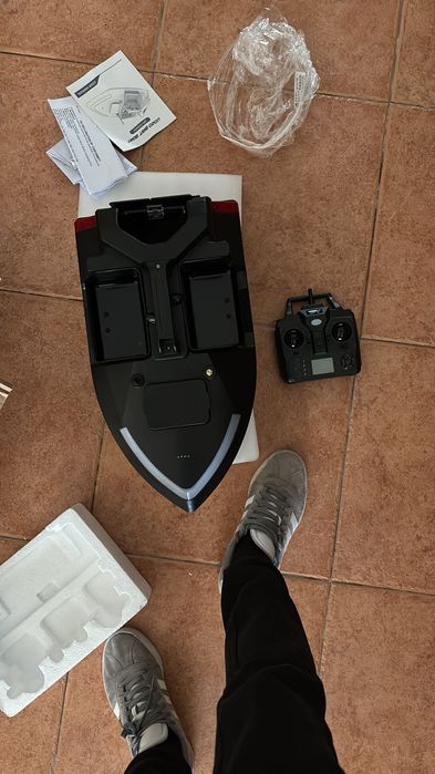Barco engodador de pesca
