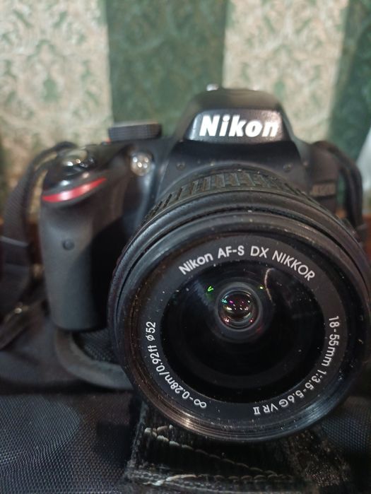 зеркальная камера Nikon D5200 с объективом AF-S DX NIKKOR 18-55mm f/3.
