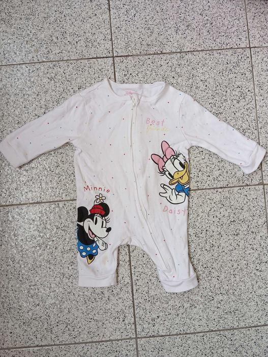 Várias peças bebé babygrows, casacos, sweaters...
