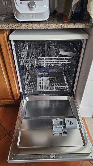 Máquina de lavar loiça Telefac a funcionar