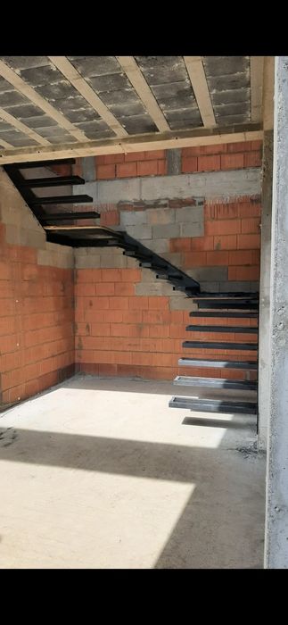 Schody półkowe wspornikowe