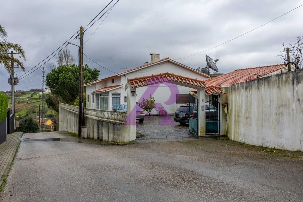 Moradia T3 + 1 com Sótão, Garagem e Terreno – Batalha