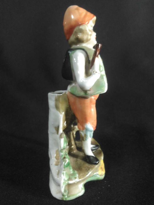 Figura de menino em biscuit