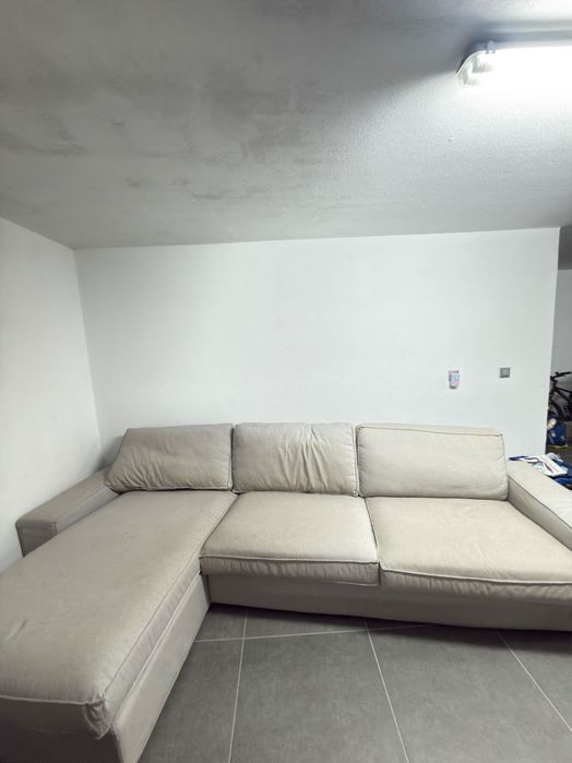 Sofá com chaise-long