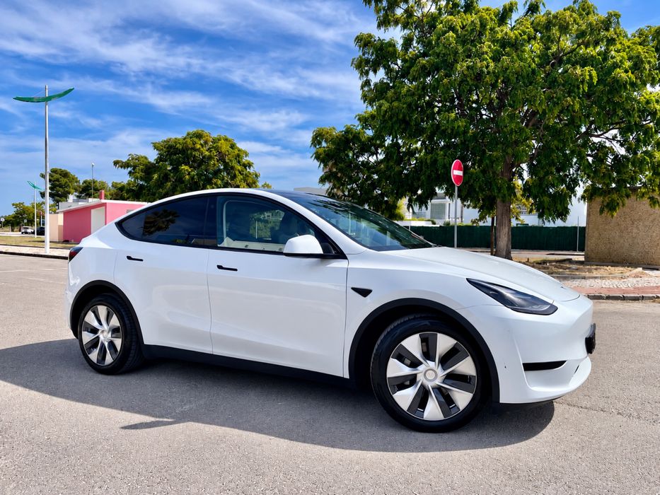 Tesla Model Y 2023 Standard Range foto 2