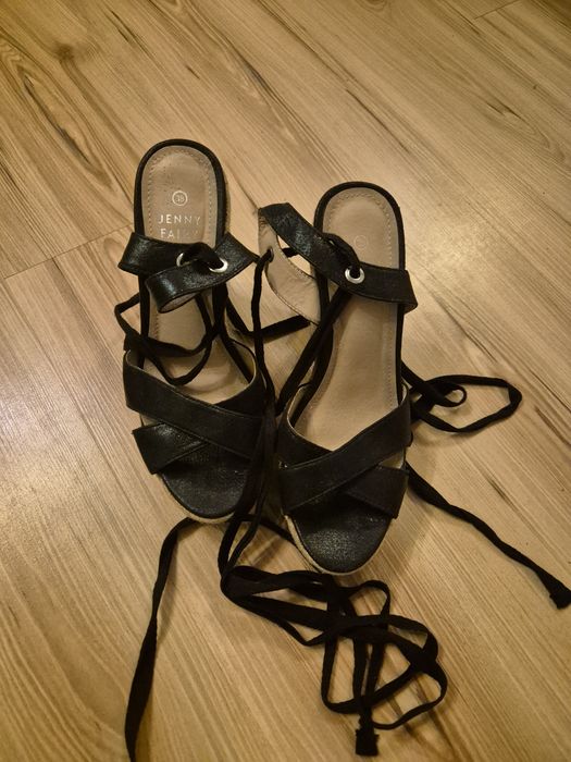 Sandały na koturnie