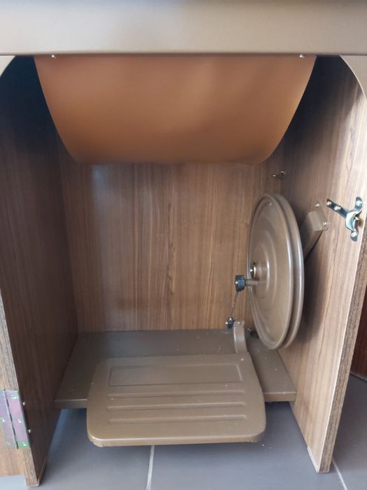 Máquina de costura com móvel
