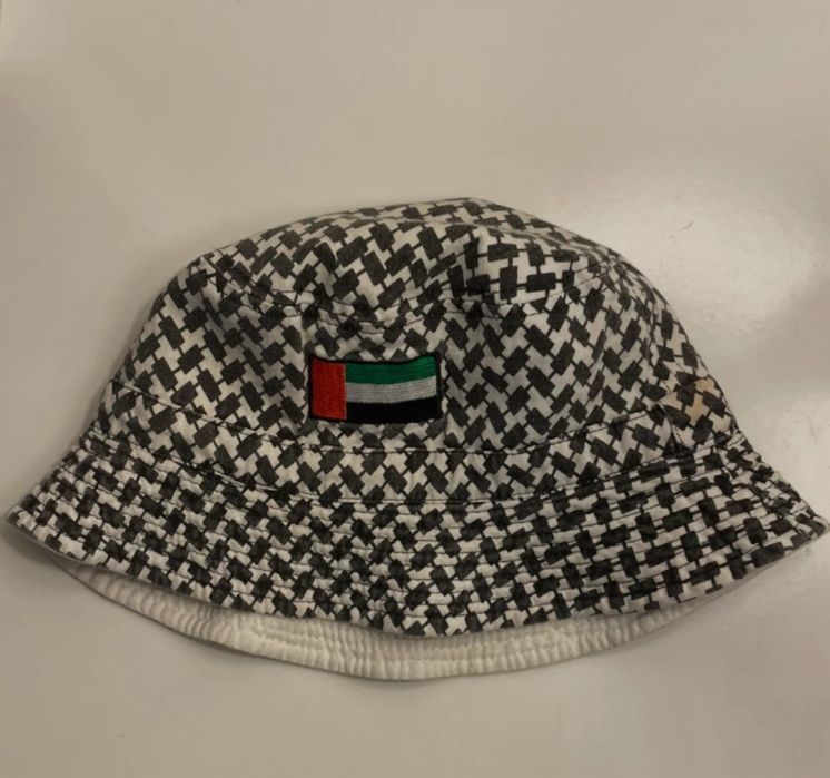 Gorro bucket preto e branco em padrão