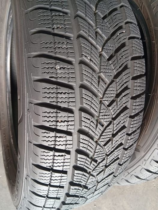 Комплект r17 215/60 Goodyear UltraGrip Performance+ зимові шини в ідеальному робочому стані сезон тільки їздила 8мм Германія виробник, майже 24рік