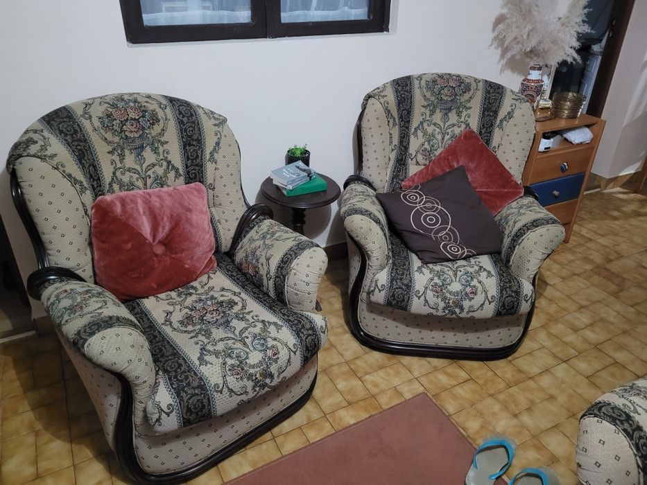 Jogo de sofá em detalhes em madeira