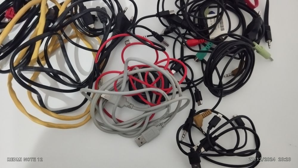 Varios cabos usb e outros cabos