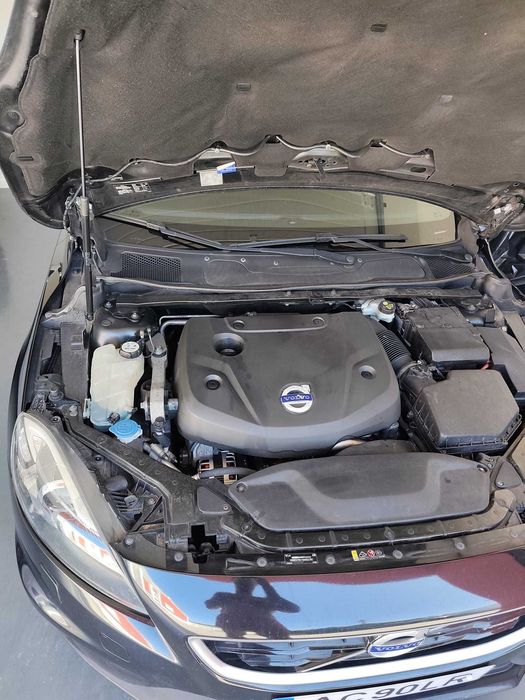 Volvo V40 2.0d 190hp D4 R-design