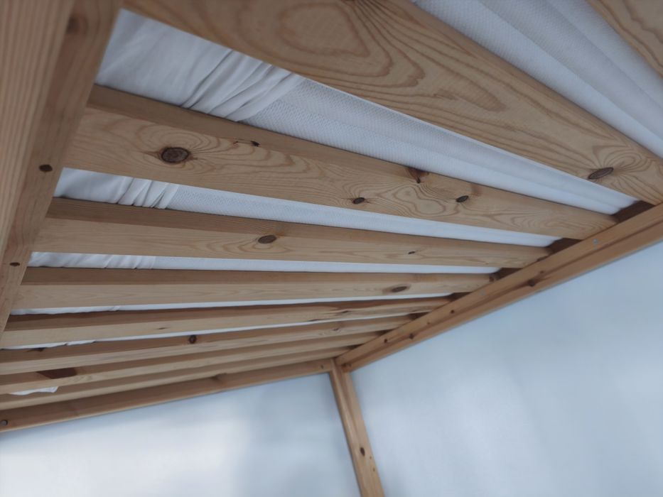 Vendo cama beliche de dois andares com colchões