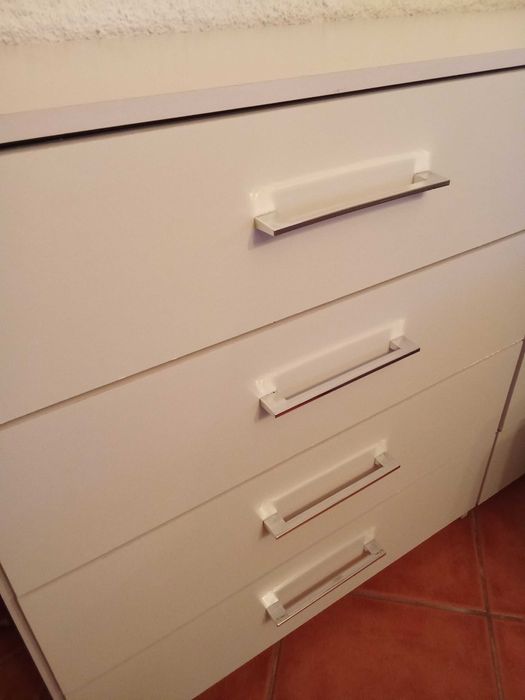 Cómoda com 8 gavetas