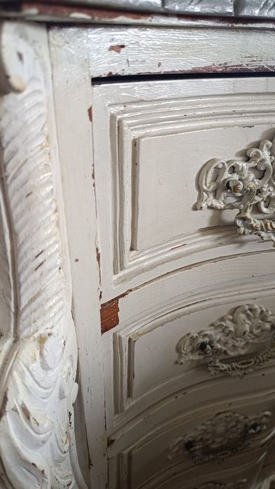Cómoda a precisar de nova pintura