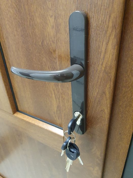 Двері вхідні металопластикові, двері пластикові