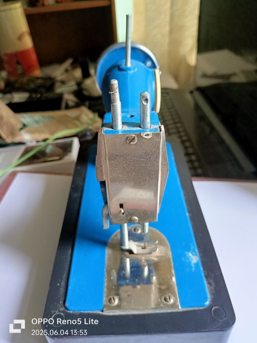 Детская швейна машинка.