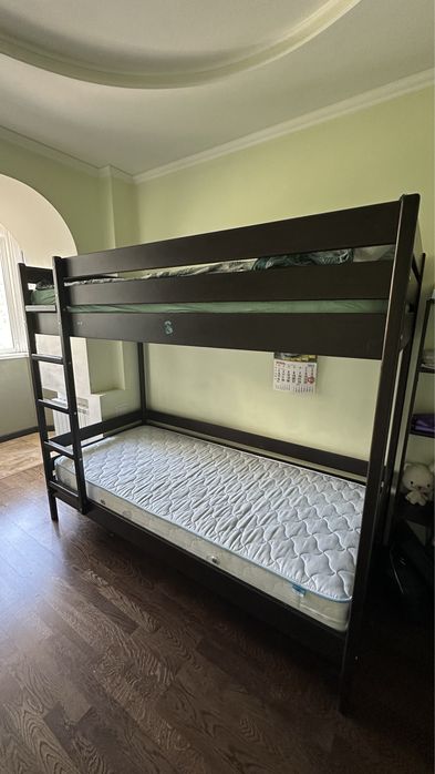 Двухъярусная деревянная кровать венге