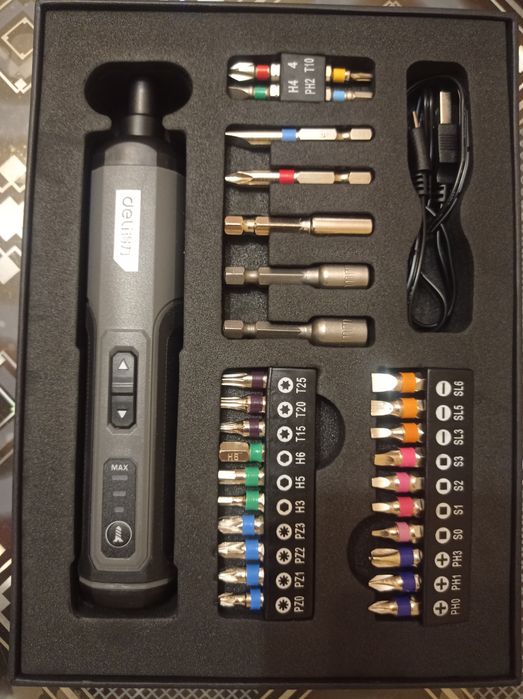 Аккумуляторная отвёртка DELI.