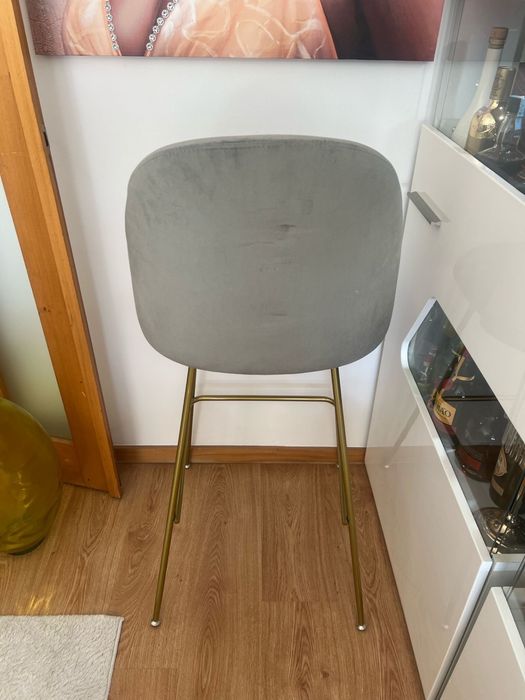 Cadeira de Bar/Altura com Estofo Cinza e Pés Dourados