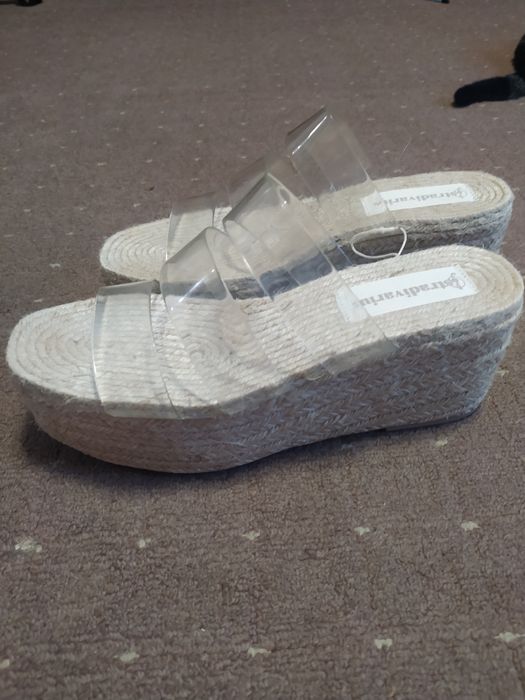 Нові шльопанці на платформі, Stradivarius